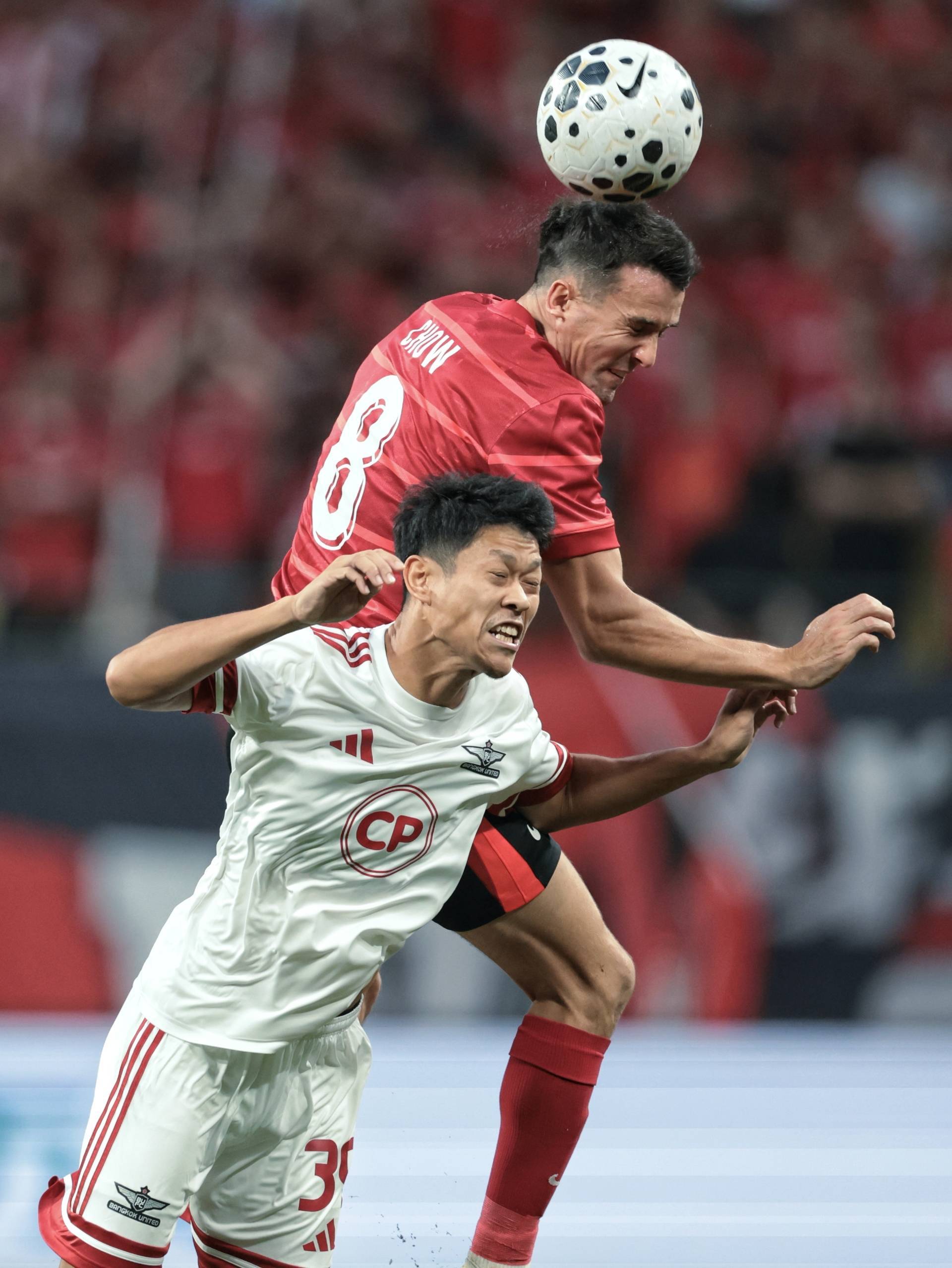 英雄联盟注册-里程碑夜！成都蓉城官宣签约，欧冠今晚刷纪录，赛场秩序良好，更衣室氛围转暖的简单介绍