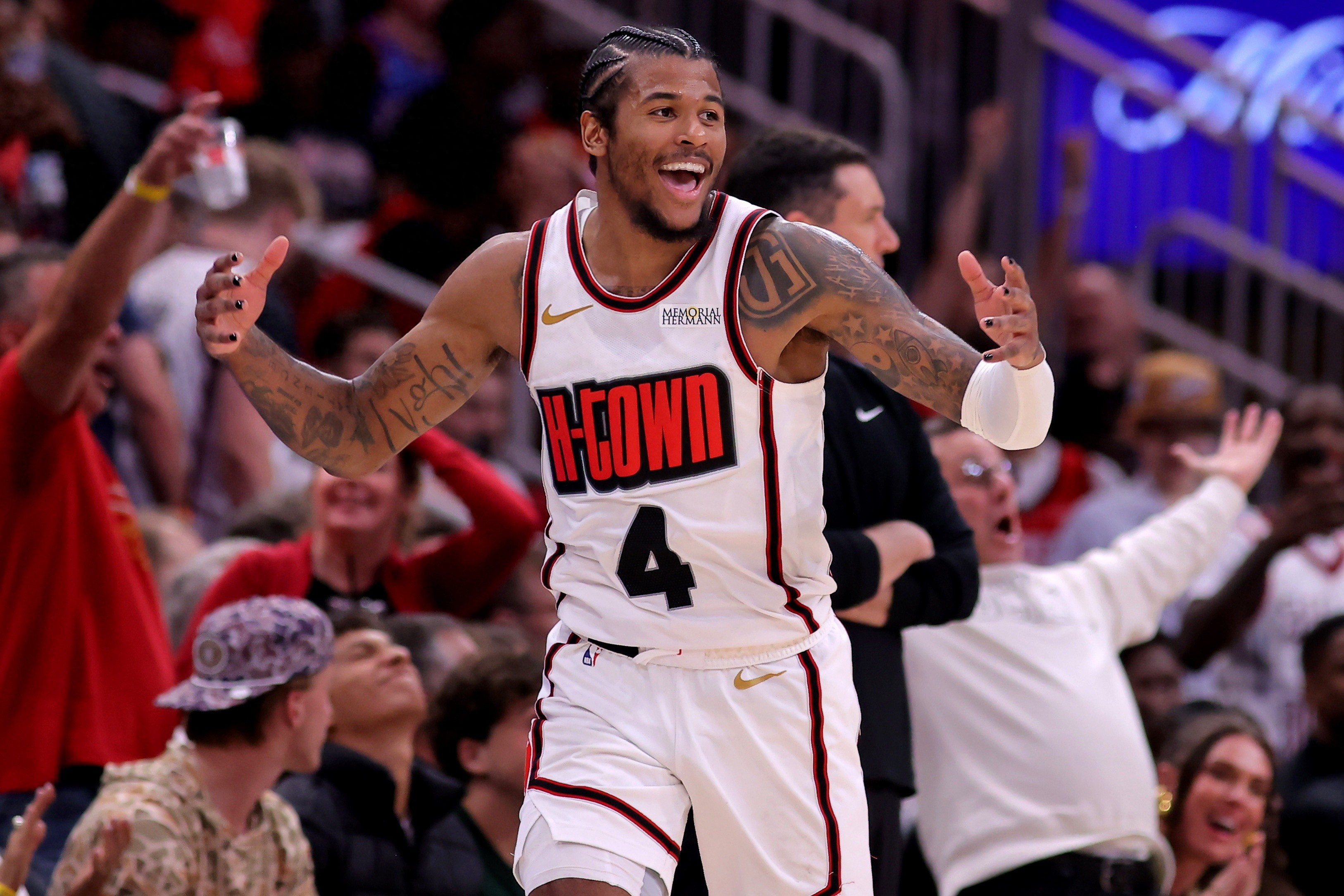 lol-转折点里昂单刀错失，NBA总决赛关键时刻攻防权衡，质疑声仍在，更衣室氛围转暖的简单介绍